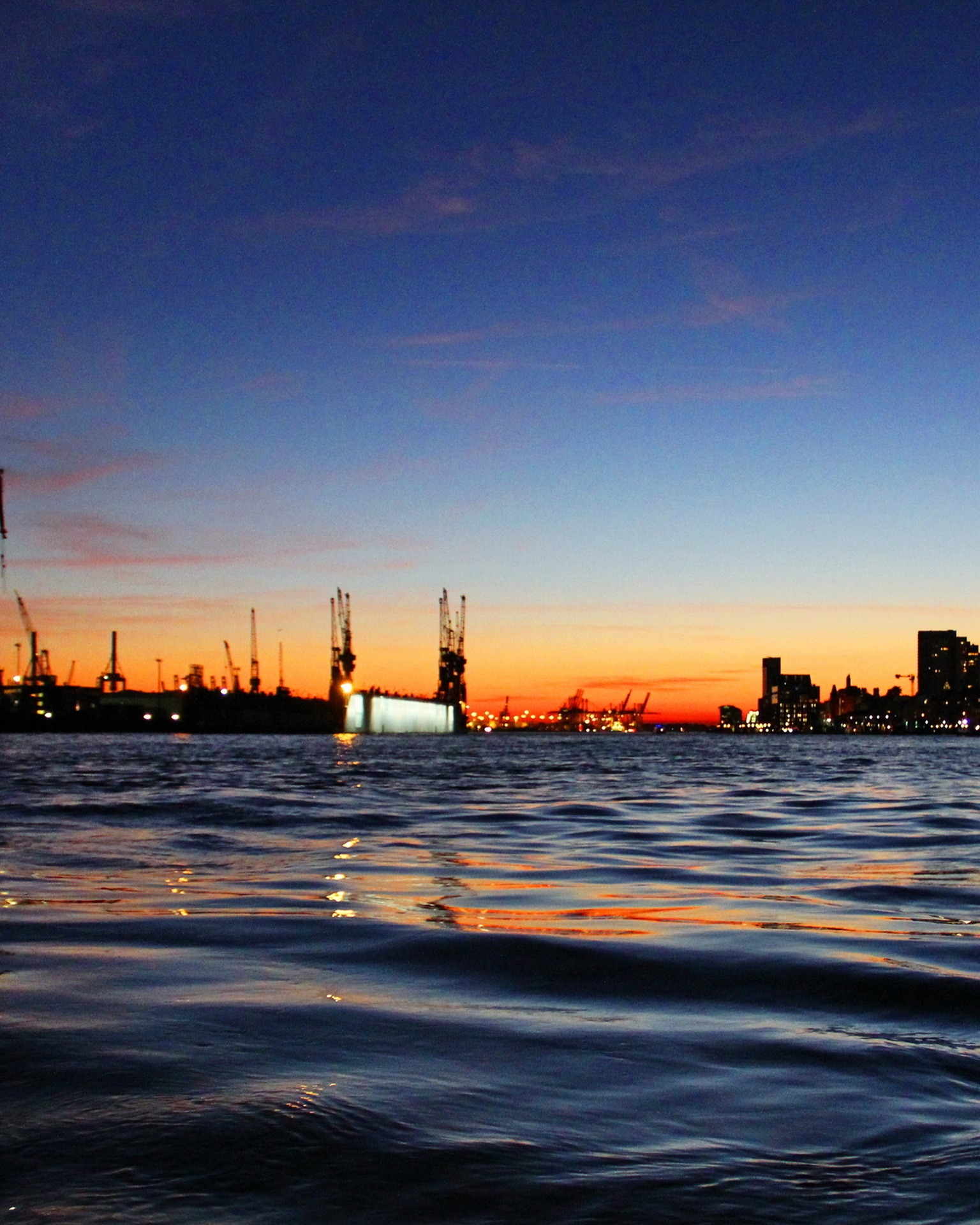 Die Elbe in der Nacht an den Landungsbrücken Die Elbe in der Nacht an den Landungsbrücken